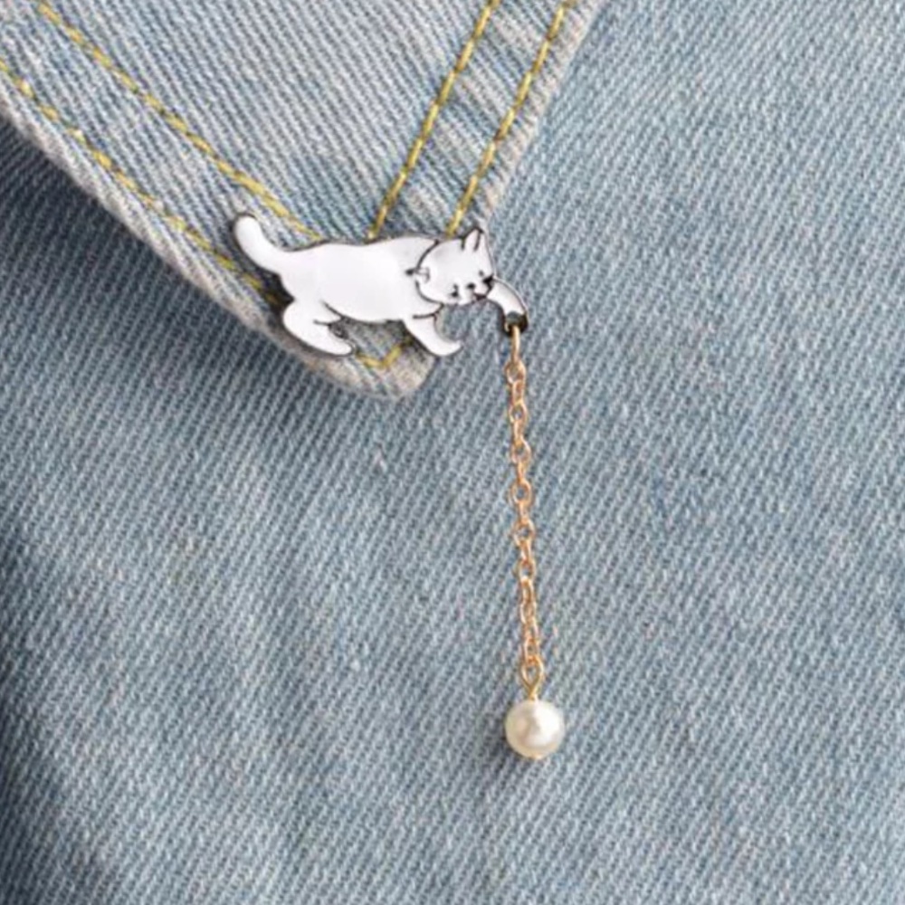 NEW CAT PLAYING ENAMEL PIN